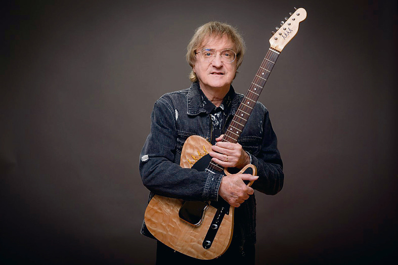 Miro Žbirka so svojou neodmysliteľnou gitarou.