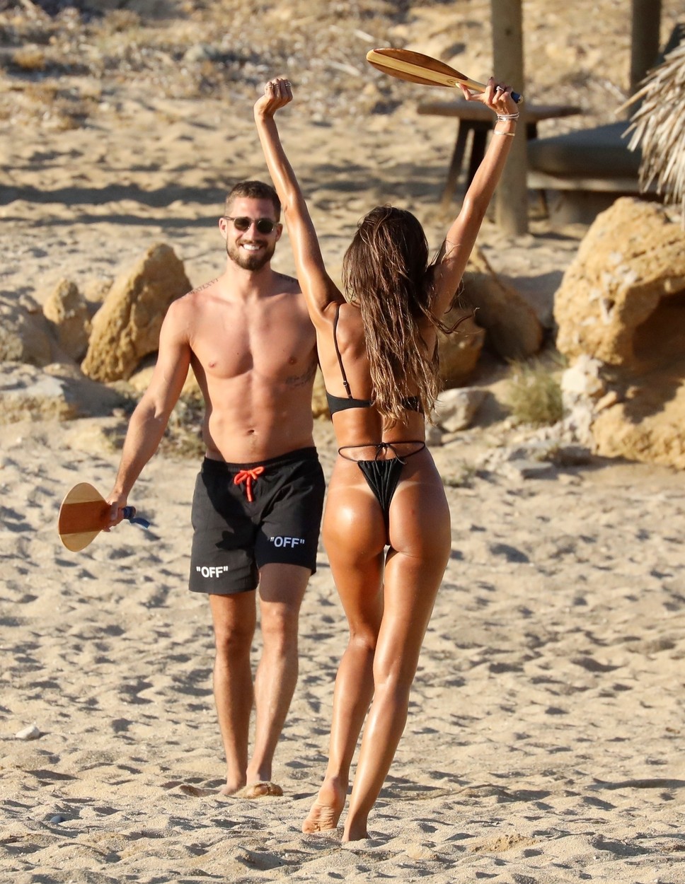 Topmodelka Izabel Goulart a jej partner Kevin Trapp si užívajú grécku dovolenku aj so športom. A vystavené sú príťažlivé telá.
