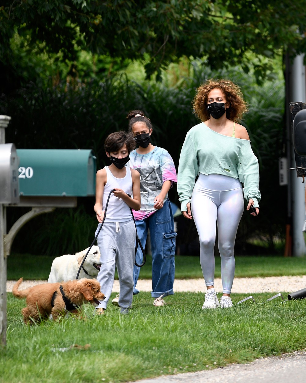 Speváčka a herečka Jennifer Lopez so svojimi deťmi a psom venčila v Hamptons.
