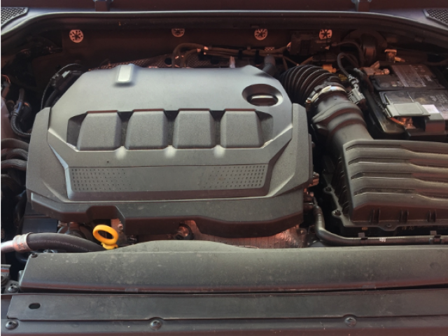 Motor 2,0 TDI Evo je mimoriadne tichý a kultivovaný. Výkonom 110 kW a krútiacim momentom 340 Nm vás nesklame ani pri predbiehacích manévroch či pri rýchlom diaľničnom tempe. Prekvapí ľahkým prístupom. Kapota dostala dve plynové vzpery. Golf ich nemá.