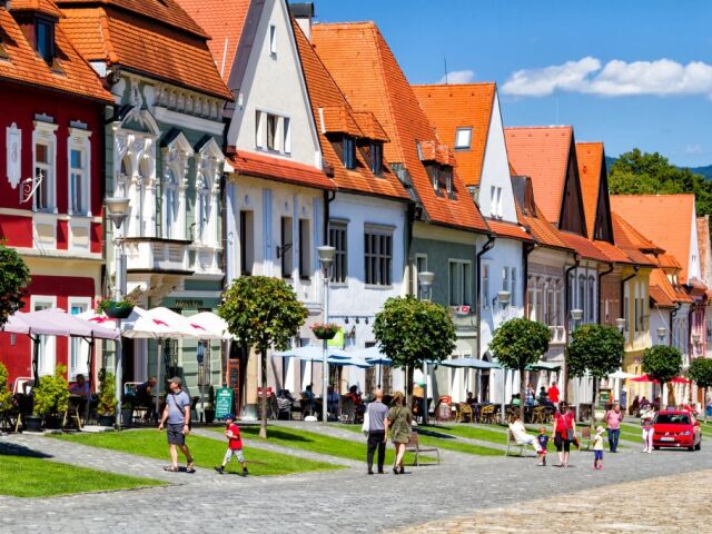 Historické centrum mesta s Radničným námestím a meštianskymi domami.