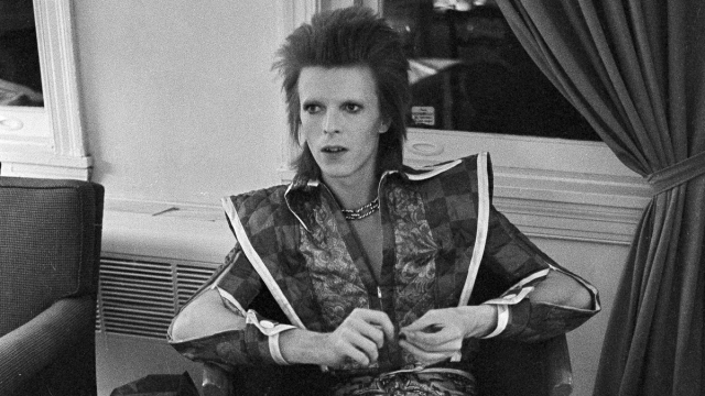 Záber z roku 1972 David Bowie v ére Ziggyho Stardusta.