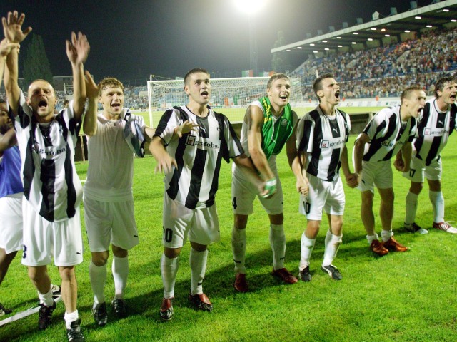 Artmedia Petržalka - Druhý slovenský zástupca, ktorý to dotiahol do skupiny aj druhej ligy. Inter Miláno, Glasgow Rangers a FC Porto boli odmenou za fantastickú jazdu pod vedením Vladimíra Weissa st. V sezóne 2005/06 Petržalčania nakoniec obsadili tretiu priečku, keď preskočili Rangers.