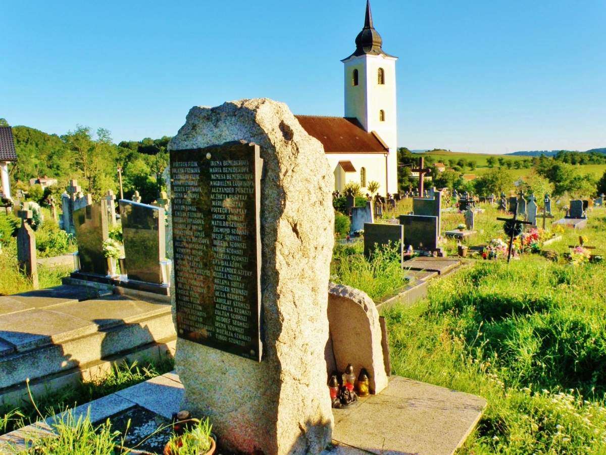 Pomník rómskeho holokaustu na cintoríne v Slatine