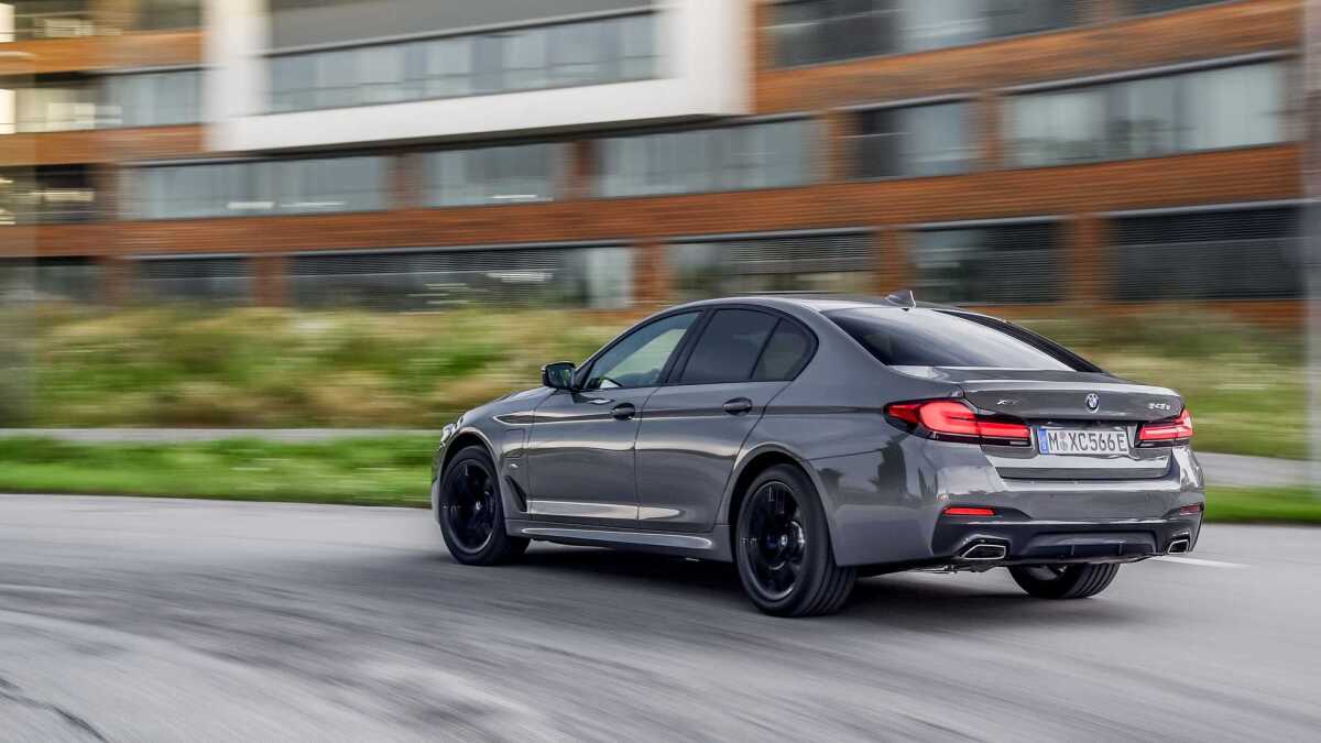 2020-bmw-545e-xdrive  13 