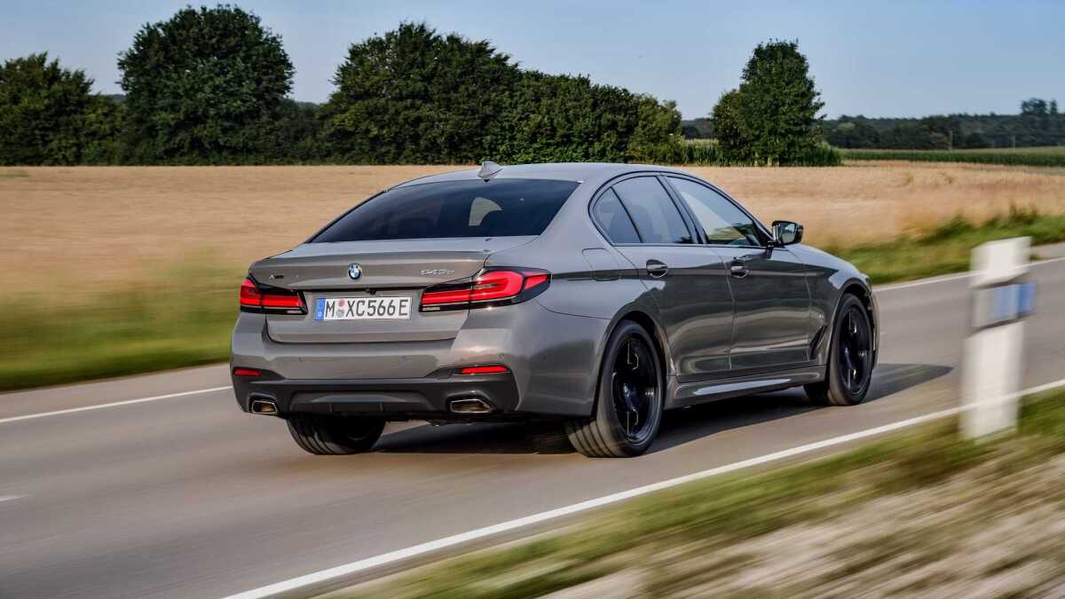 2020-bmw-545e-xdrive  14 
