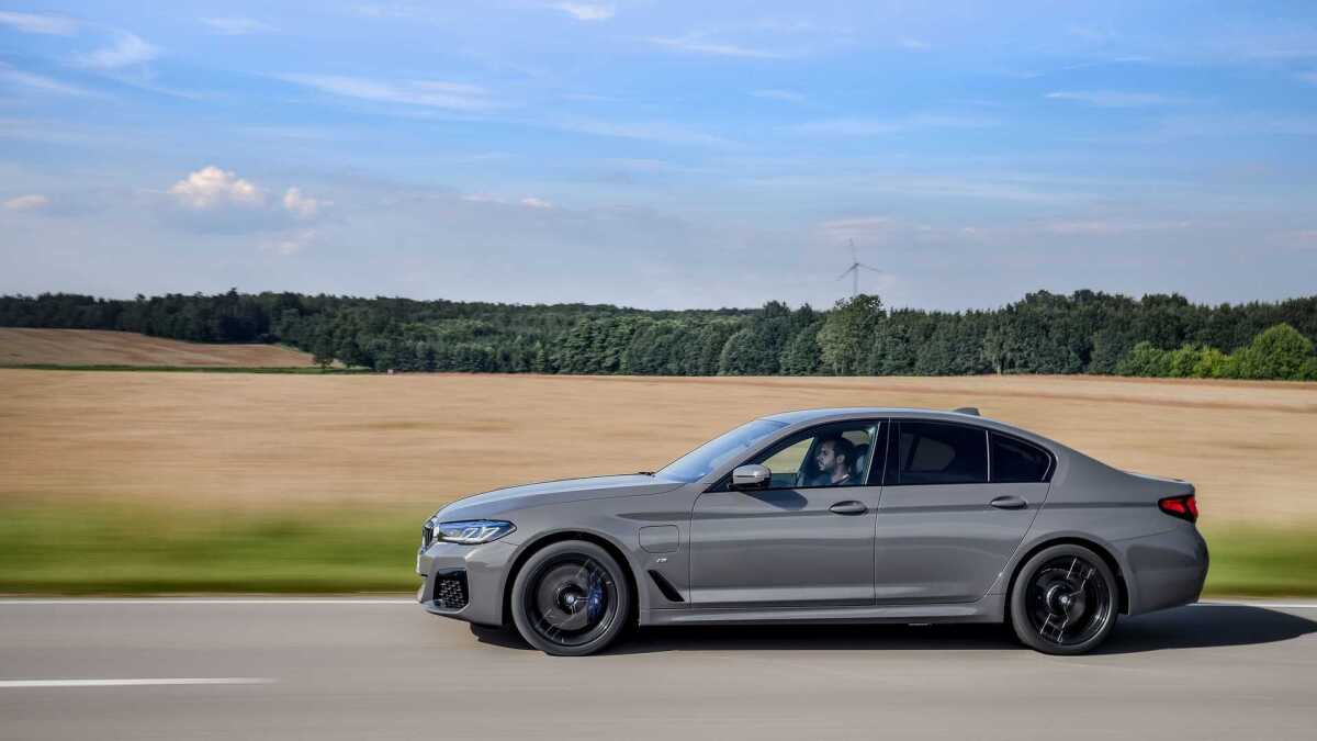 2020-bmw-545e-xdrive  15 
