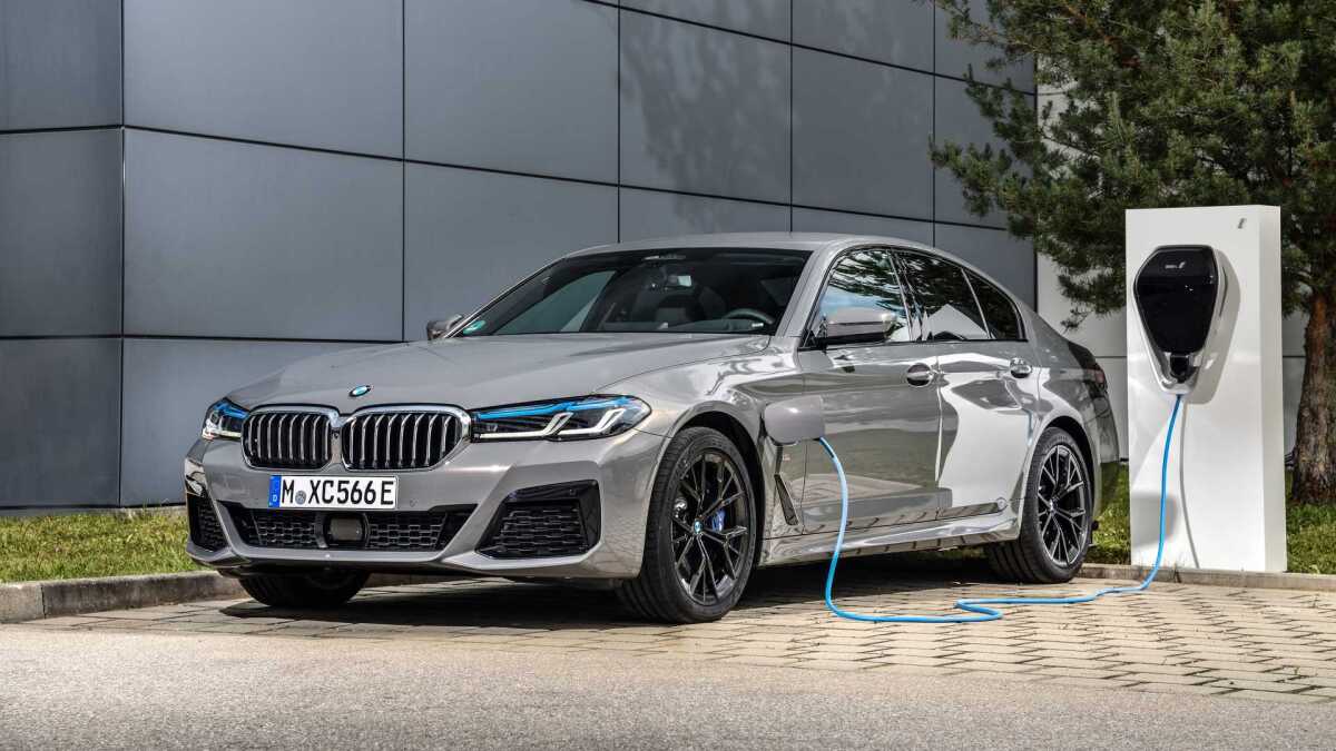 2020-bmw-545e-xdrive  16 