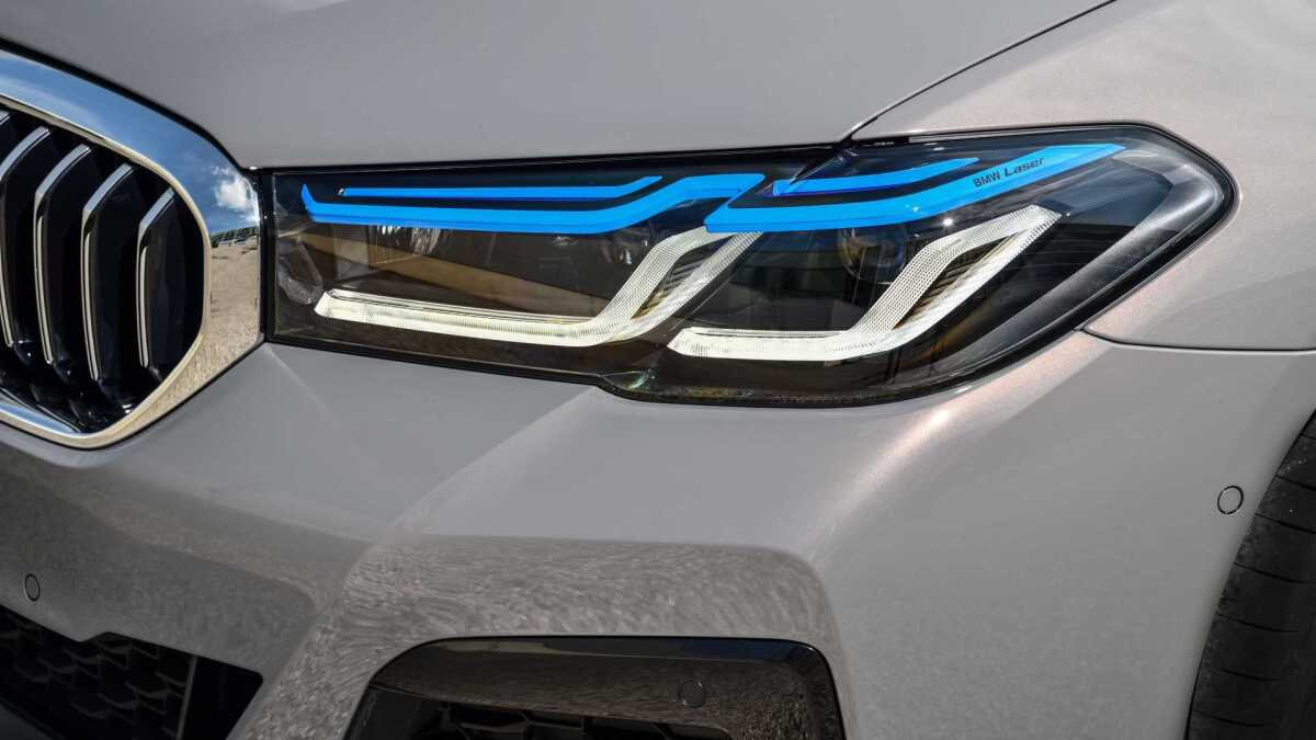 2020-bmw-545e-xdrive  18 