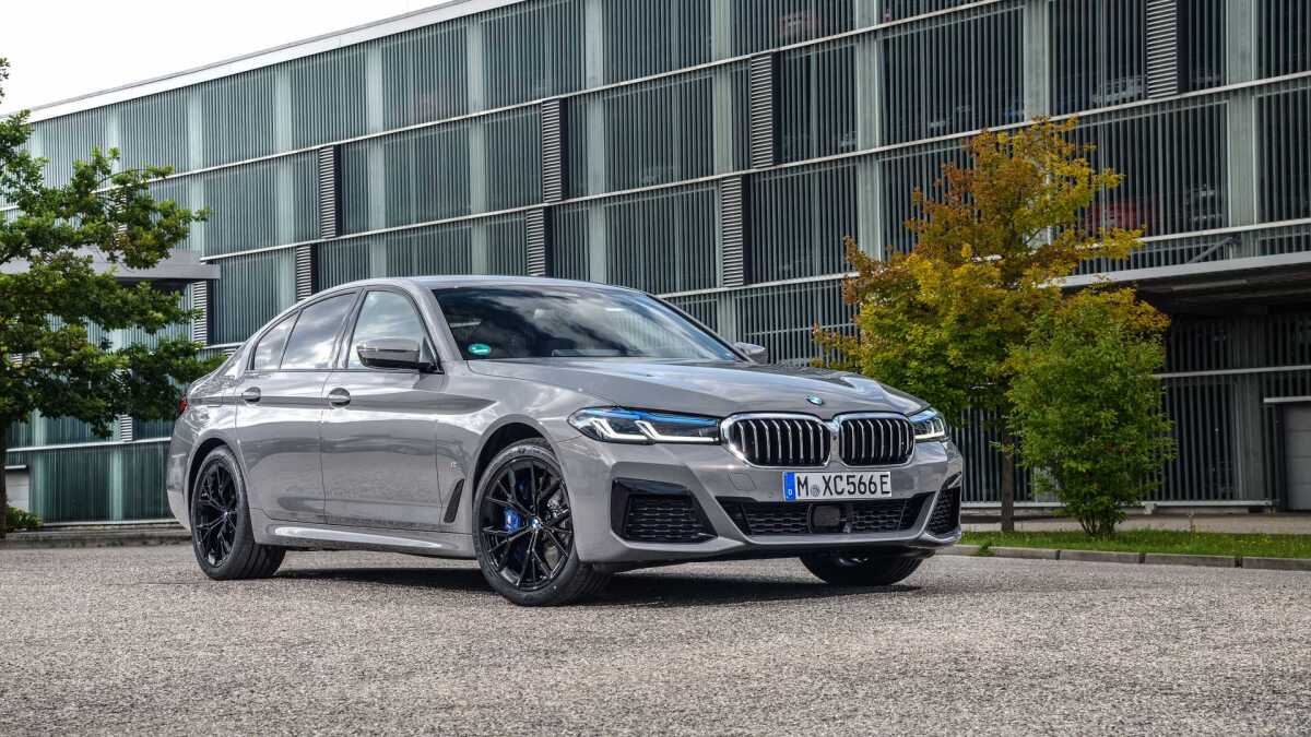 2020-bmw-545e-xdrive  2 