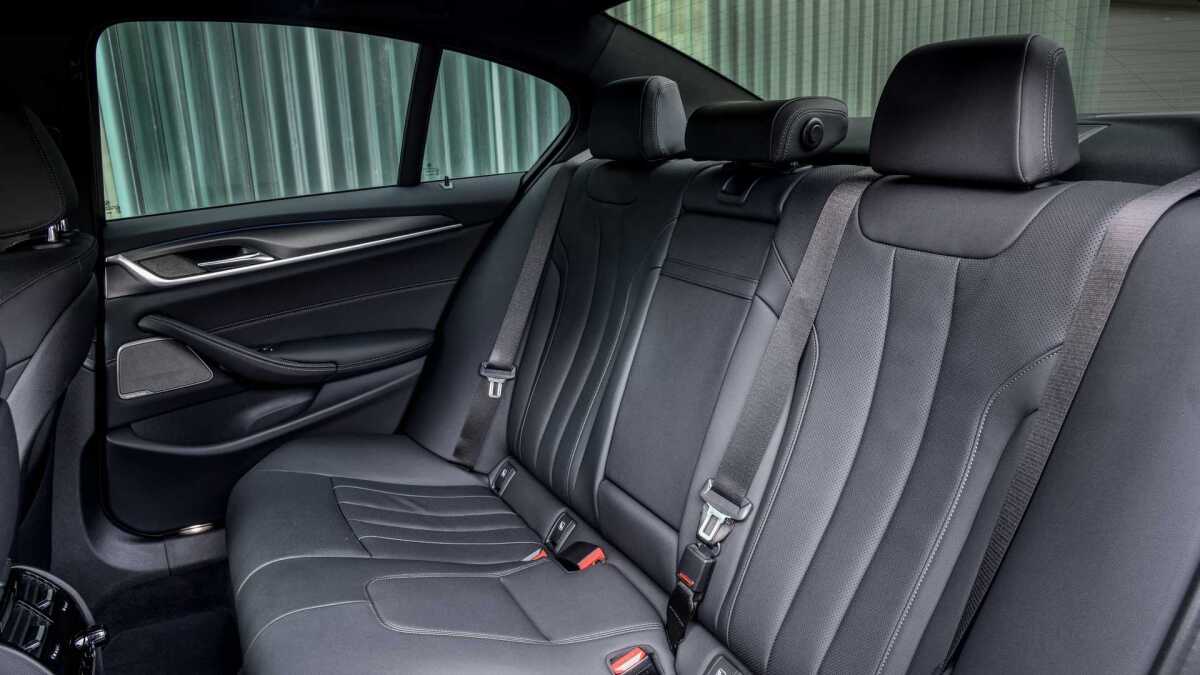 2020-bmw-545e-xdrive  22 