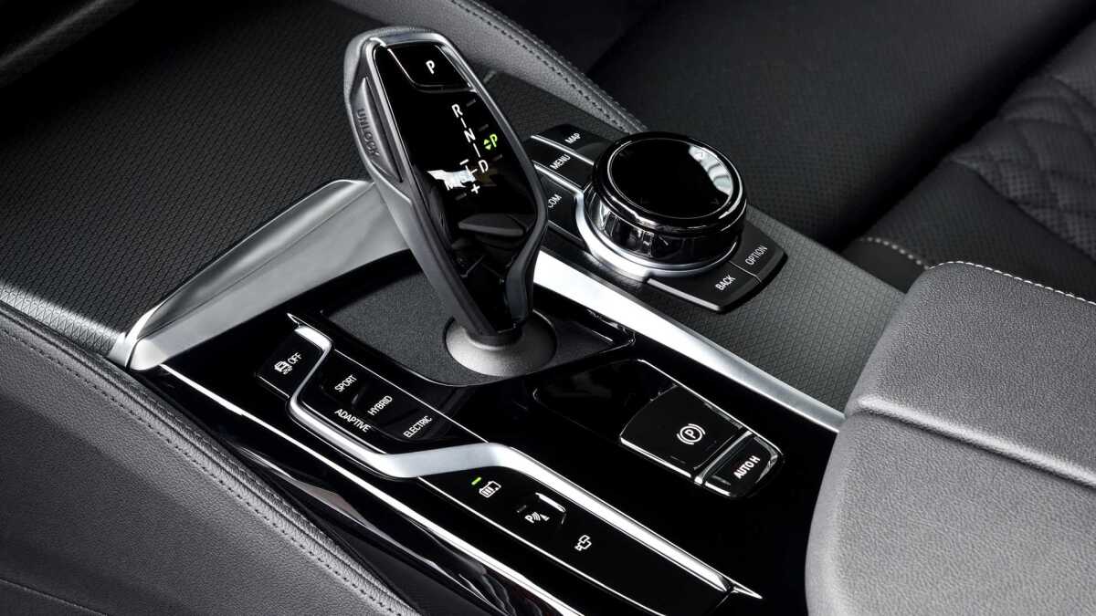 2020-bmw-545e-xdrive  24 