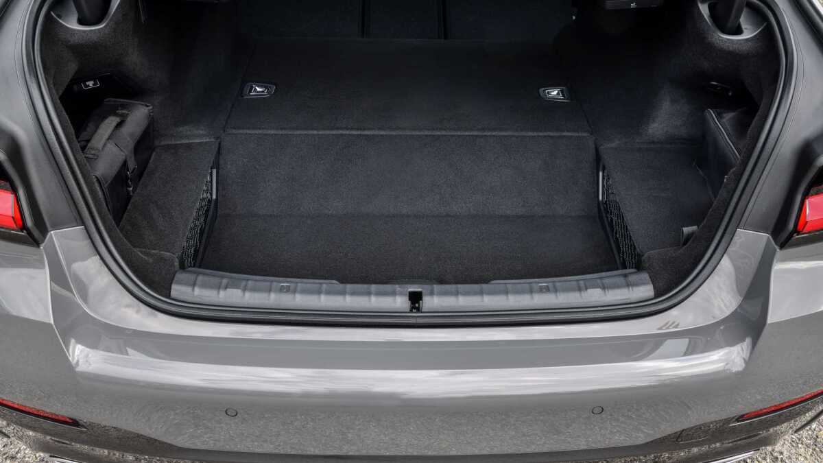 2020-bmw-545e-xdrive  25 