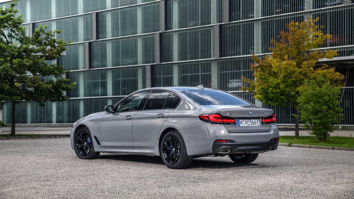 2020-bmw-545e-xdrive  3 