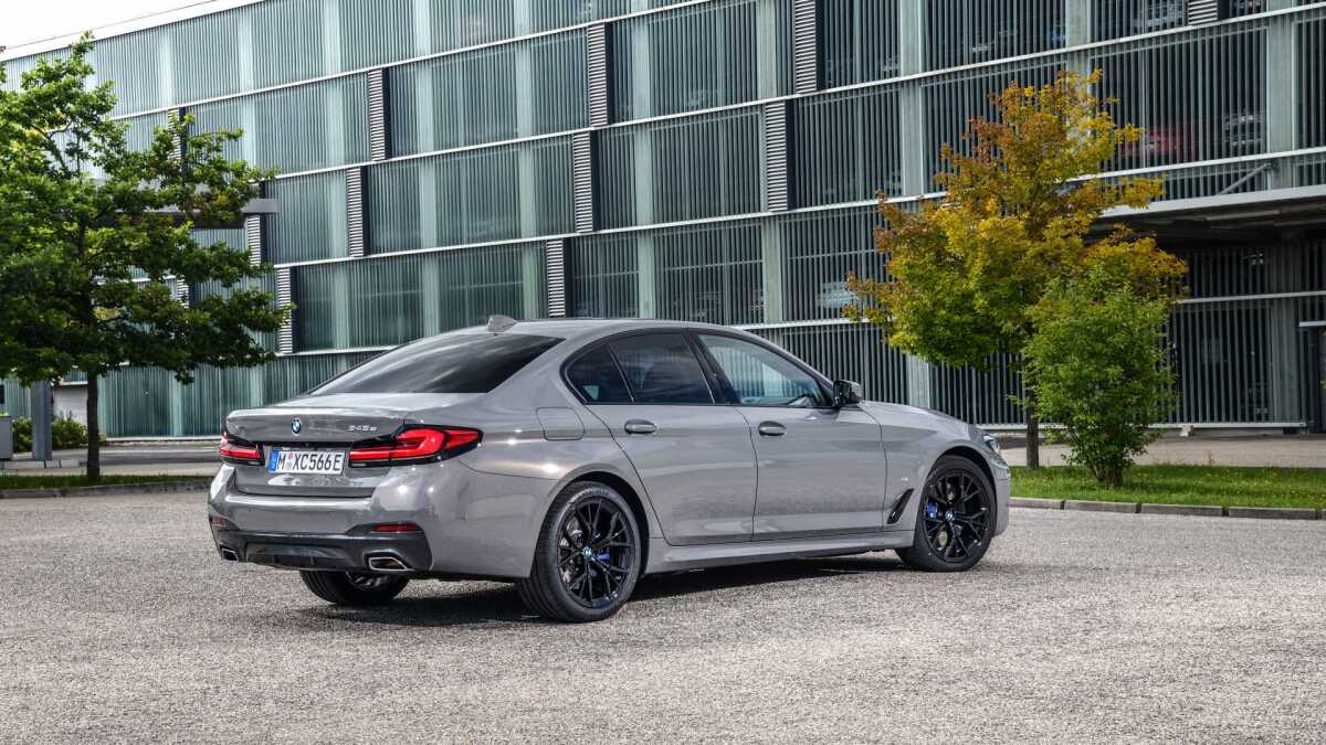 2020-bmw-545e-xdrive  4 