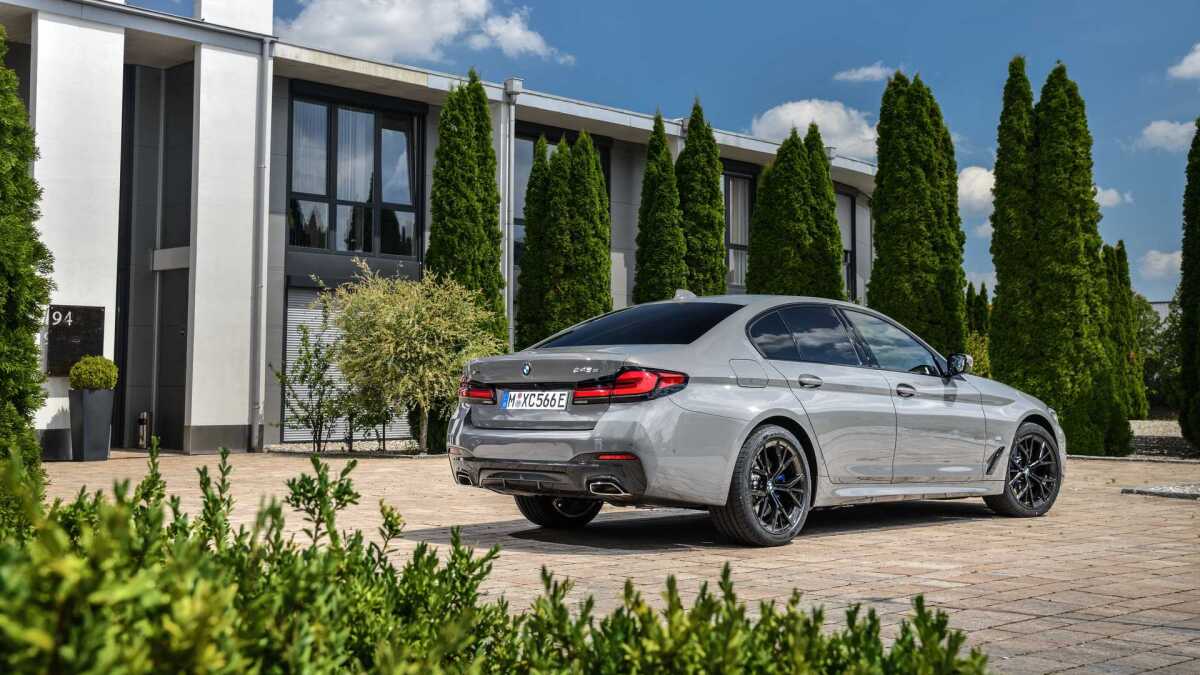 2020-bmw-545e-xdrive  8 