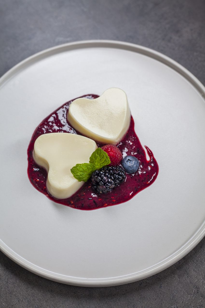 Panna cotta s lesným ovocím.