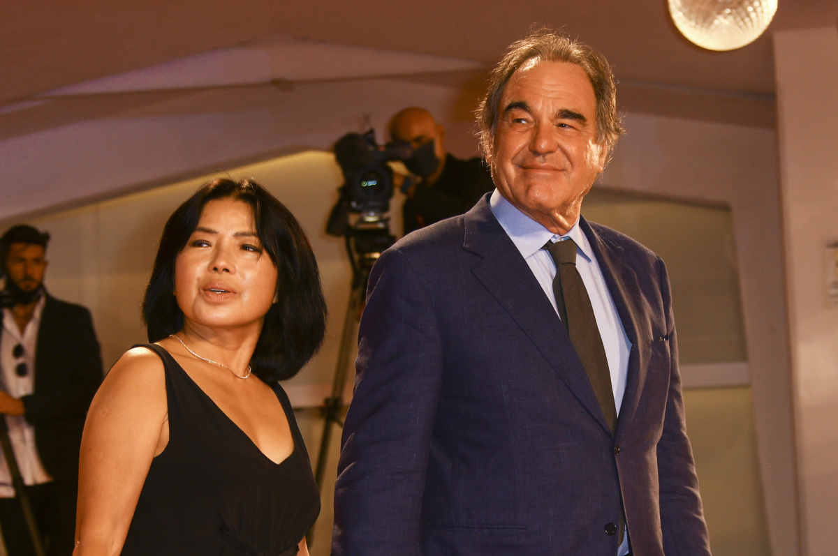 Režisér Oliver Stone a jeho partnerka Sun-jung Jung.