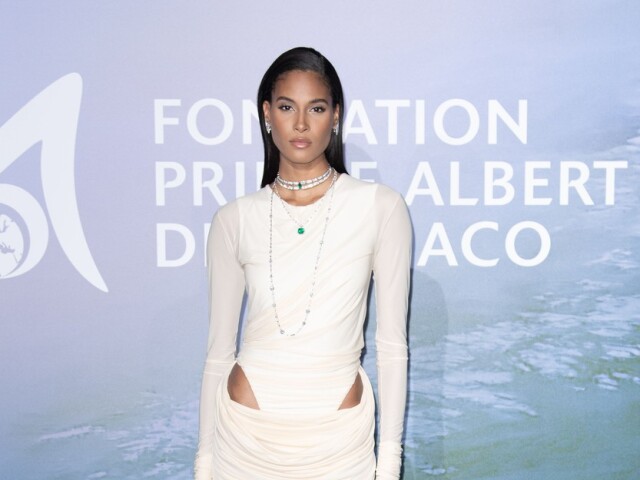 Topmodelka Cindy Bruna v kreácii Balmain. 