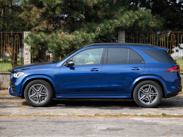 Mercedes GLE 350 de 4Matic vyzerá naozaj impozantne - a nielen vyzerá, váži totiž približne 2,6 tony.