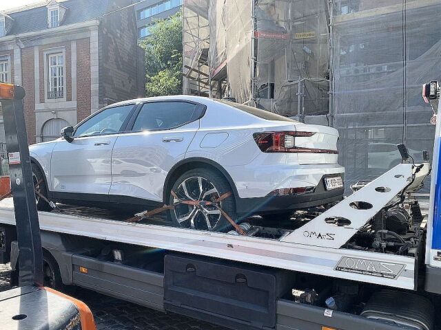 Švédsky elektromobil Polestar 2 sa pri parkovaní spolieha len na klasické brzdy. A to bolo v zime osudné dvom jeho majiteľom.
