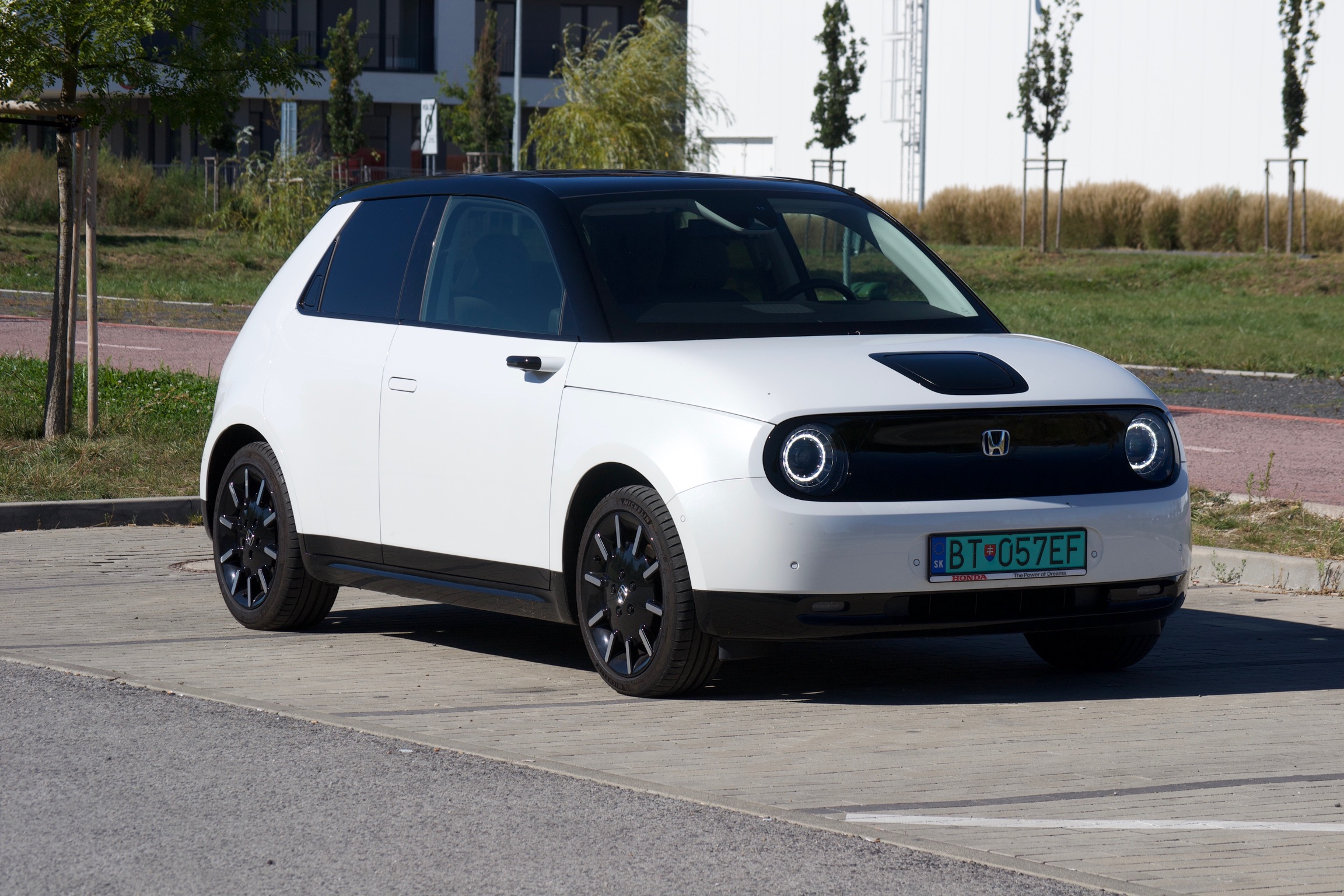 Honda e - 2020 aj napriek kompaktným rozmerom ponúka pomerne slušný vnútorný priestor.