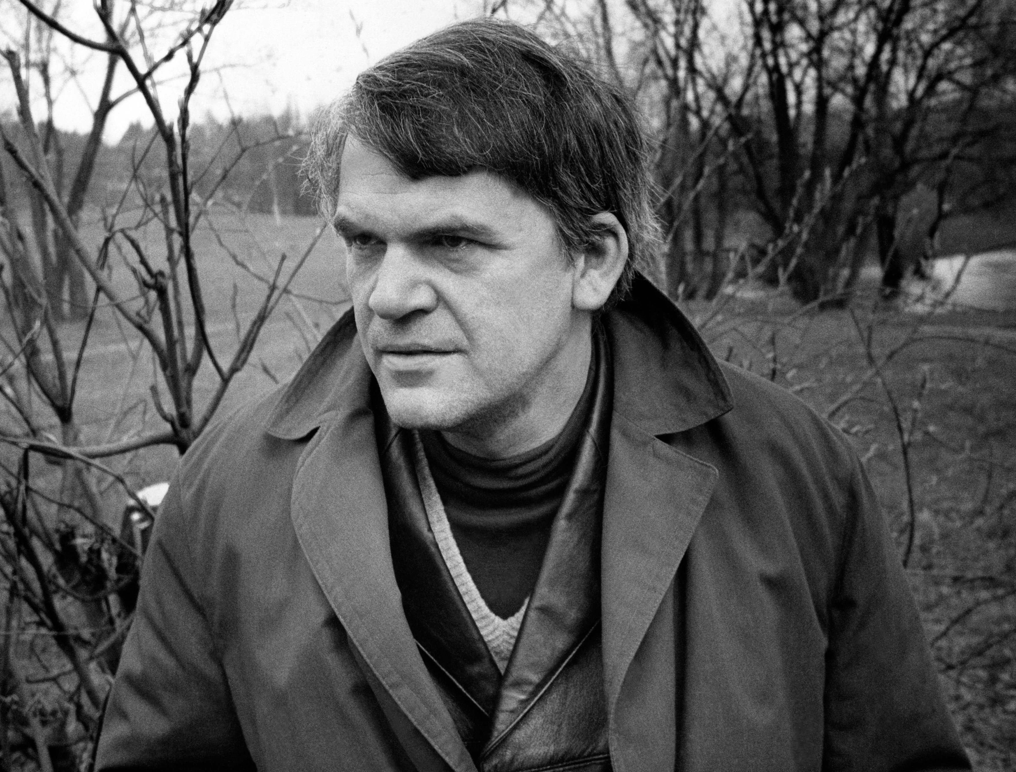 Český spisovateľ Milan Kundera na archívnej fotografii v októbri 1973 vo svojej pražskej záhrade.