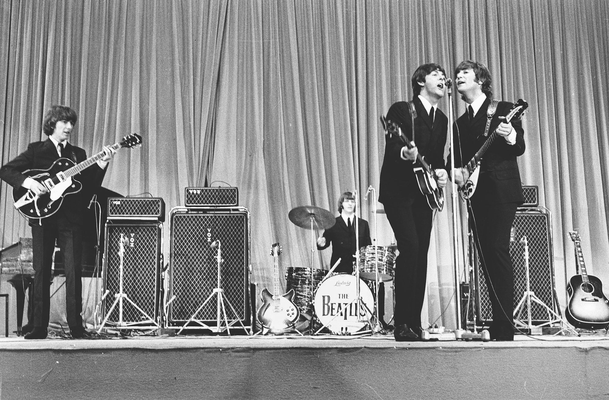 Britská skupina Beatles na koncerte v Paríži v septembri 1965.