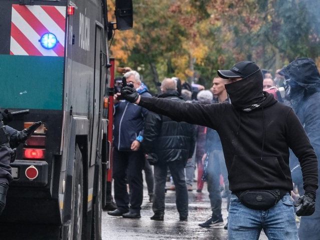 protest pred uradom vlady, policia, ultras,