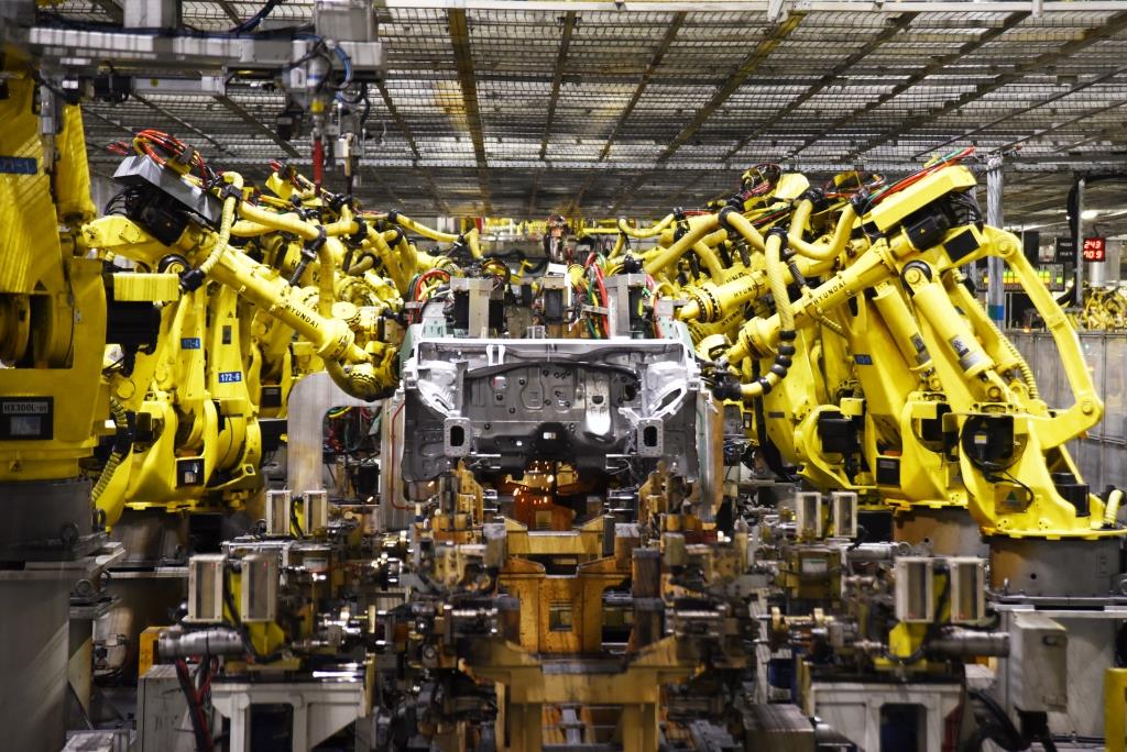 Automobilky kvôli nedostatku čipov postupne odstavujú výrobné linky.