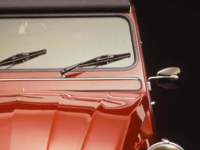Na rozdiel od bežných verzií 2CV dostal kruhové reflektory, neskôr v chrómovom vyhotovení.