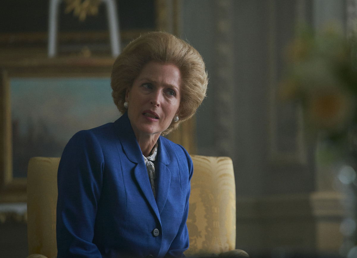 Herečka Gillian Anderson na zábere zo seriálu The Crown. 