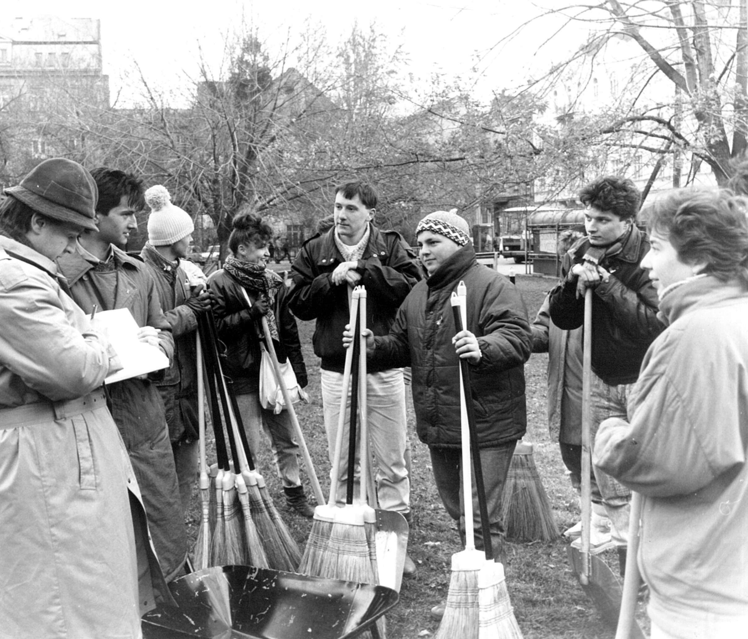 Autor článku (vľavo) so študentmi Právnickej fakulty UK na brigáde 25. novembra 1989, Šafárikovo námestie.