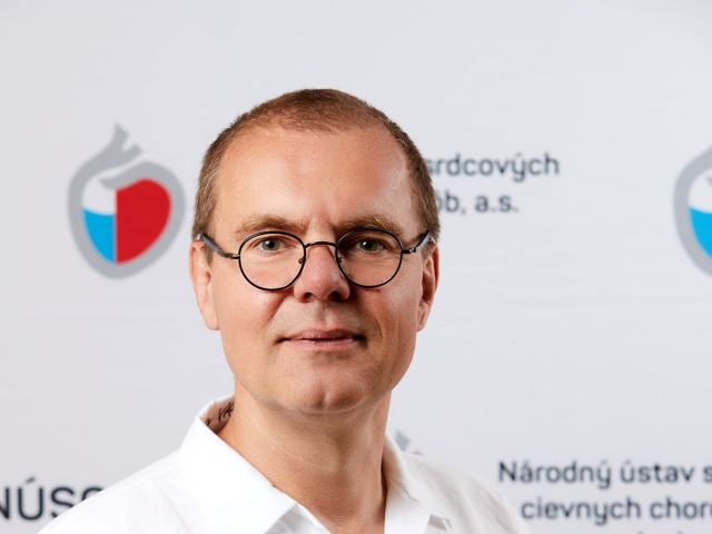 MUDr. Petr Vařejka, vedúci lekár Oddelenia intervenčnej angiológie Národného ústavu srdcových a cievnych chorôb v Bratislave.