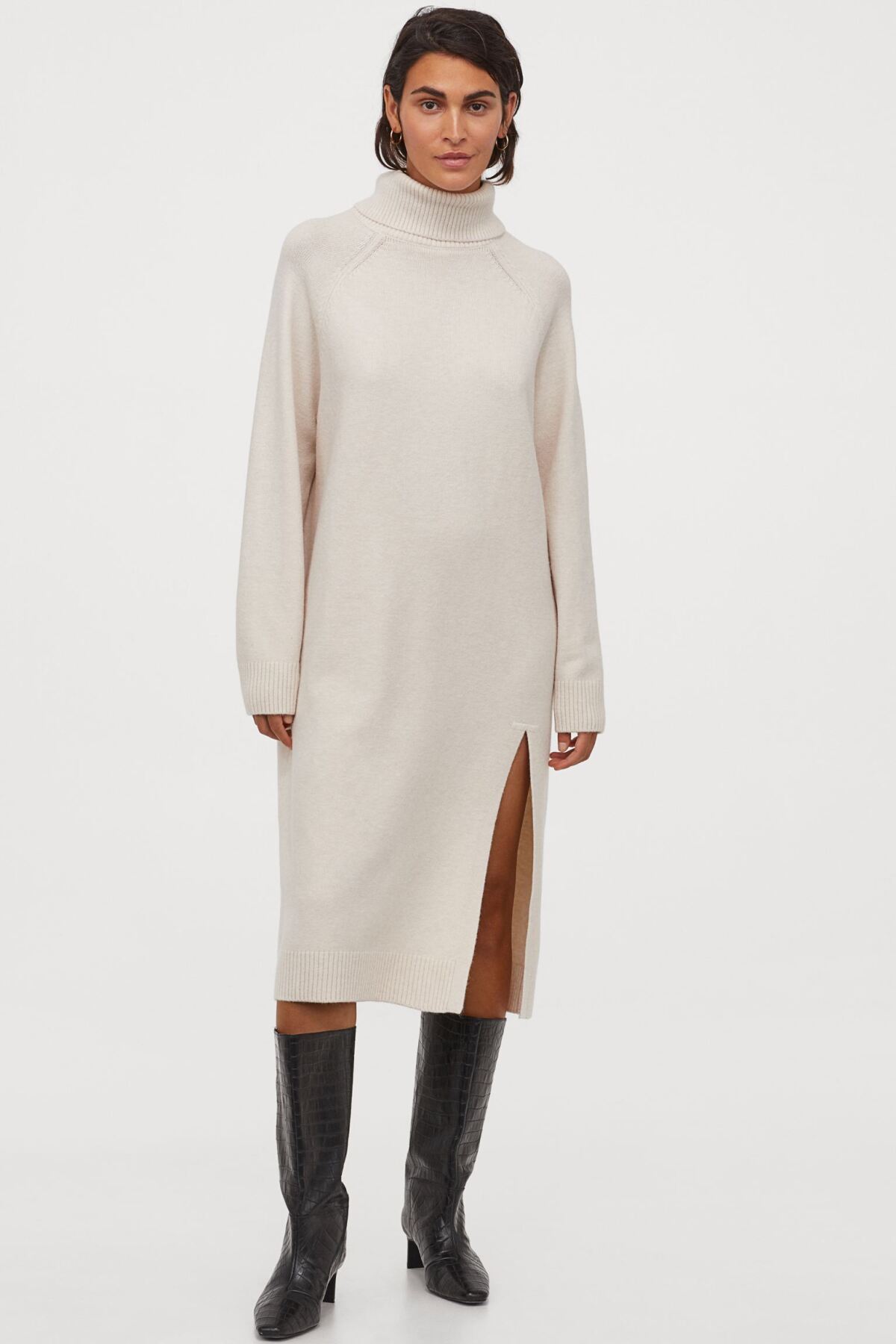 Pletené šaty s rolákovým golierom H&M, predávajú sa za 34,99 eura. 