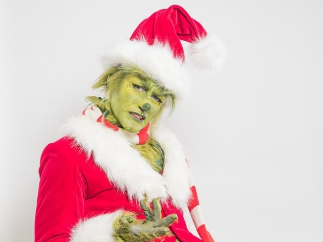 Herec Matthew Morrison ako Grinch pri maskovaní.
