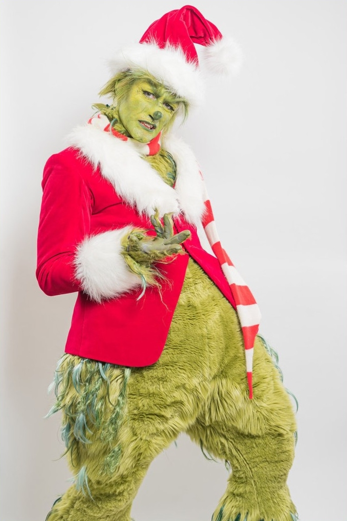 Herec Matthew Morrison ako Grinch pri maskovaní.