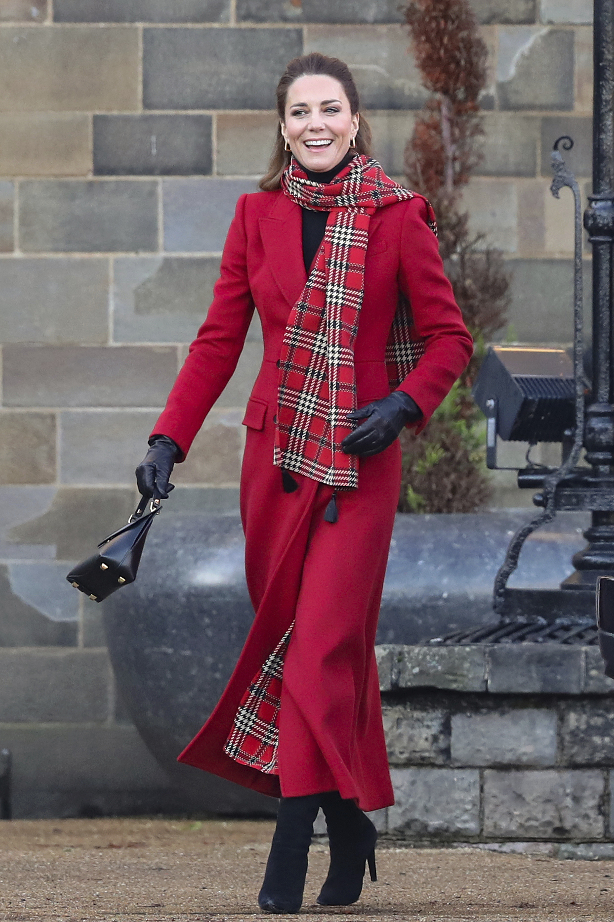 Vojvodkyňa Kate stavila na svoju obľúbenú červenú farbu. Asi si dobre uvedomuje, ako veľmi jej pristane. Kabát je z dielne Alexander McQueen.