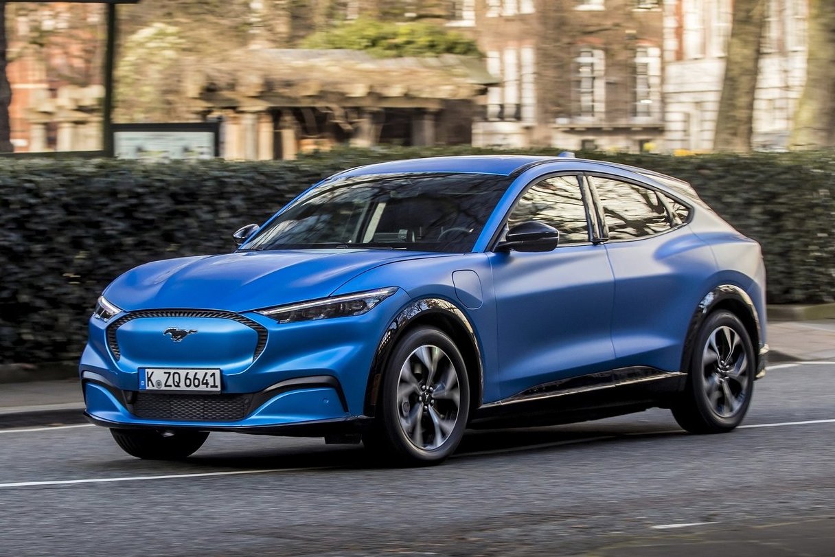 Doba elektrická prináša veľké prekvapenia. Pred pár rokmi by sme si asi nepredstavovali, že symbol Mustanga uvidíme na kapote elektrického SUV-kupé. Mach-E, ktorý ťaží z jeho imidžu, je však realitou.