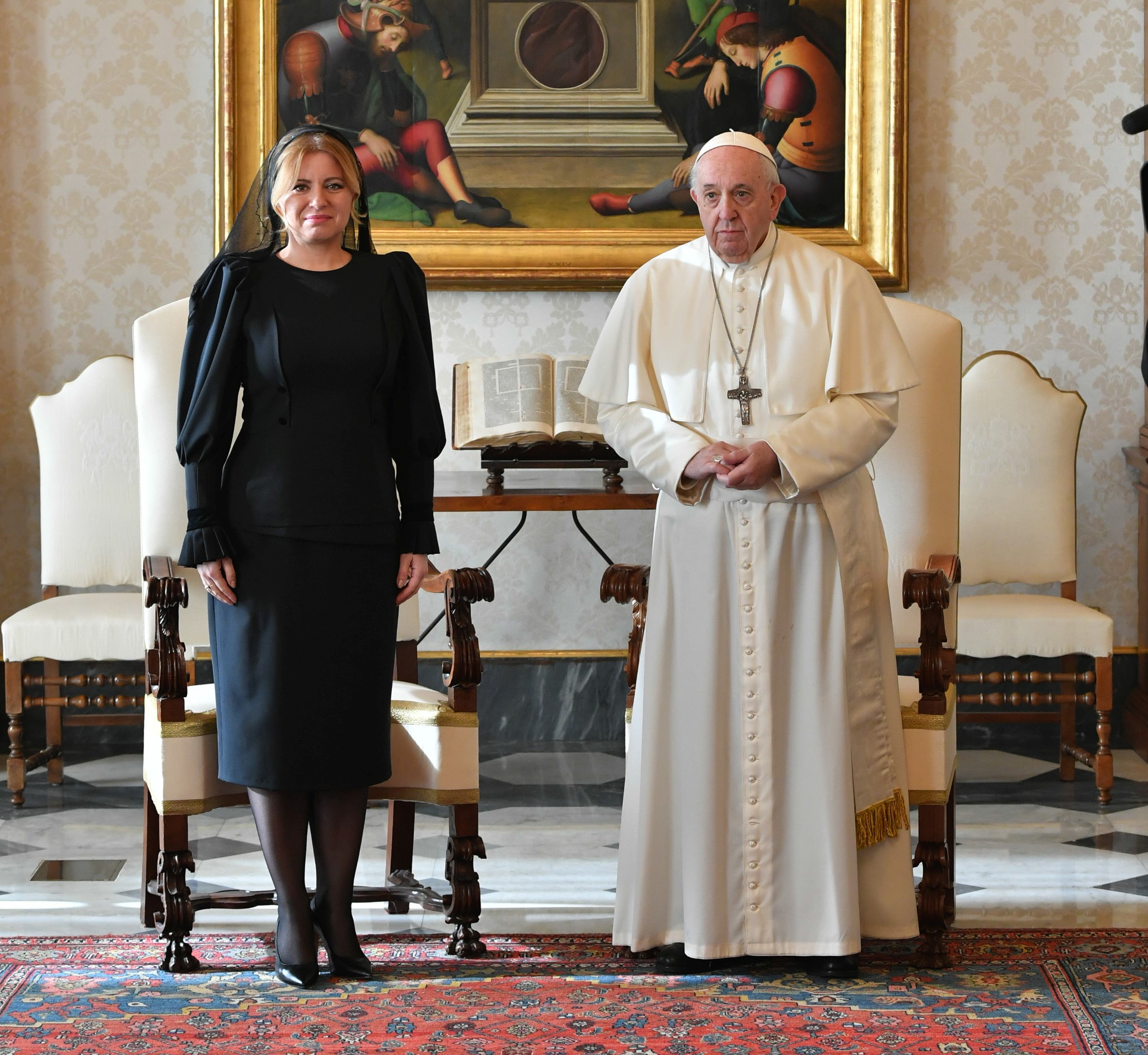 Prezidentka SR Zuzana Čaputová (vľavo) a pápež František počas súkromnej audiencie vo Vatikáne v pondelok 14. decembra 2020. Zuzana Čaputová bola neprehliadnuteľná v kreácii od Borisa Hanečku.