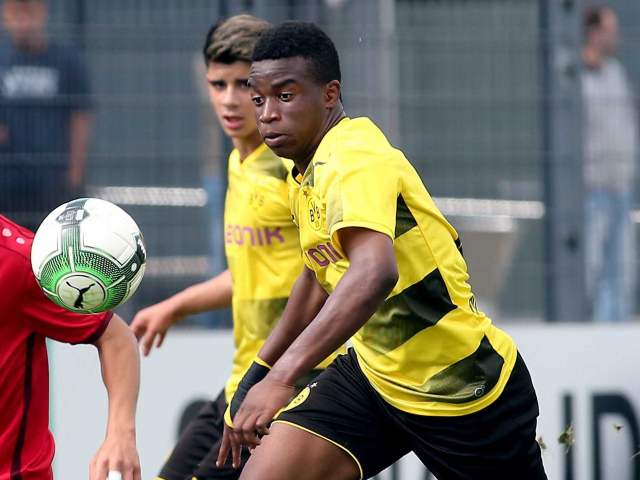 Nemecko Futbal Dortmund Moukoko bundesliga