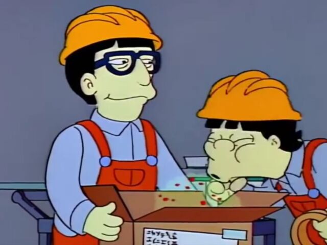 Scéna z animovaného seriálu Simpsonovci, kde japonský robotník kašle do škatule s odšťavovačom.