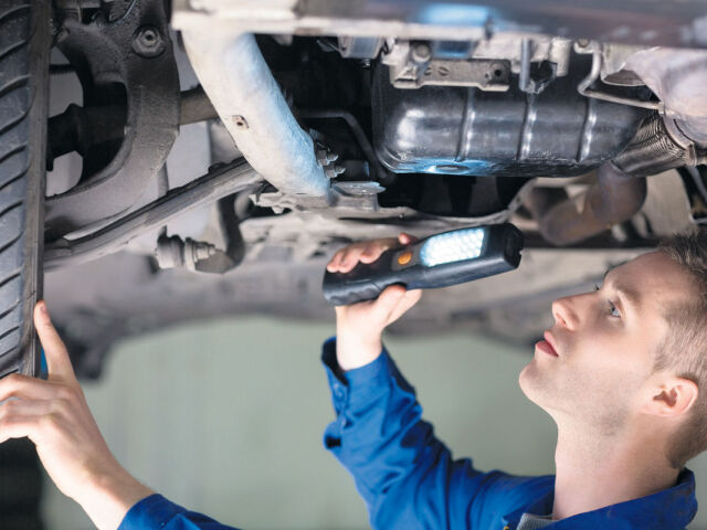stk-kontrola-auto-podvozok-servis-automechanik-praca-nestandard1