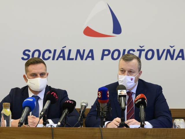 Na snímke zľava generálnehy riaditeľ Sociálnej poisťovne Juraj Káčer a minister práce, sociálnych vecí a rodiny SR Milan Krajniak počas tlačovej konferencie 15. januára 2021 v Bratislave.