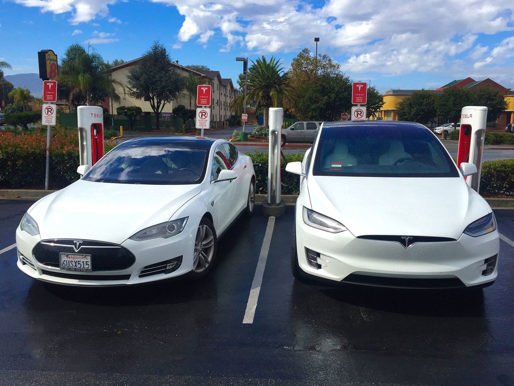 Aktualizácia softvéru modelov Tesla S a X spôsobila ich majiteľom starosti. Rozhodli sa preto obrátiť na súd.