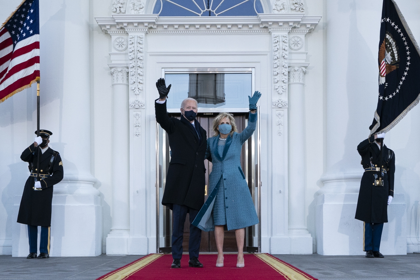 Nový americký prezident Joe Biden a prvá dáma Jill Bidenová pred Bielym domom.