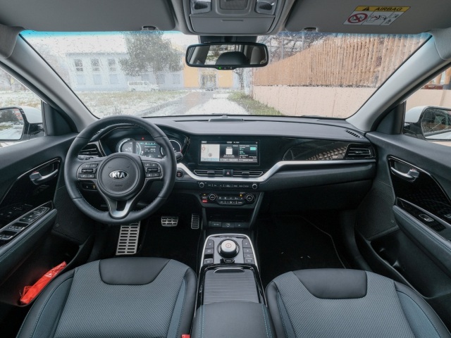 Palubná doska je prepracovaná na nepoznanie. Dôvodom je nový infotainment UVO Connect s parádnym 10,25-palcovým displejom. Ustúpiť mu museli pôvodne vertikálne prieduchy klimatizácie.