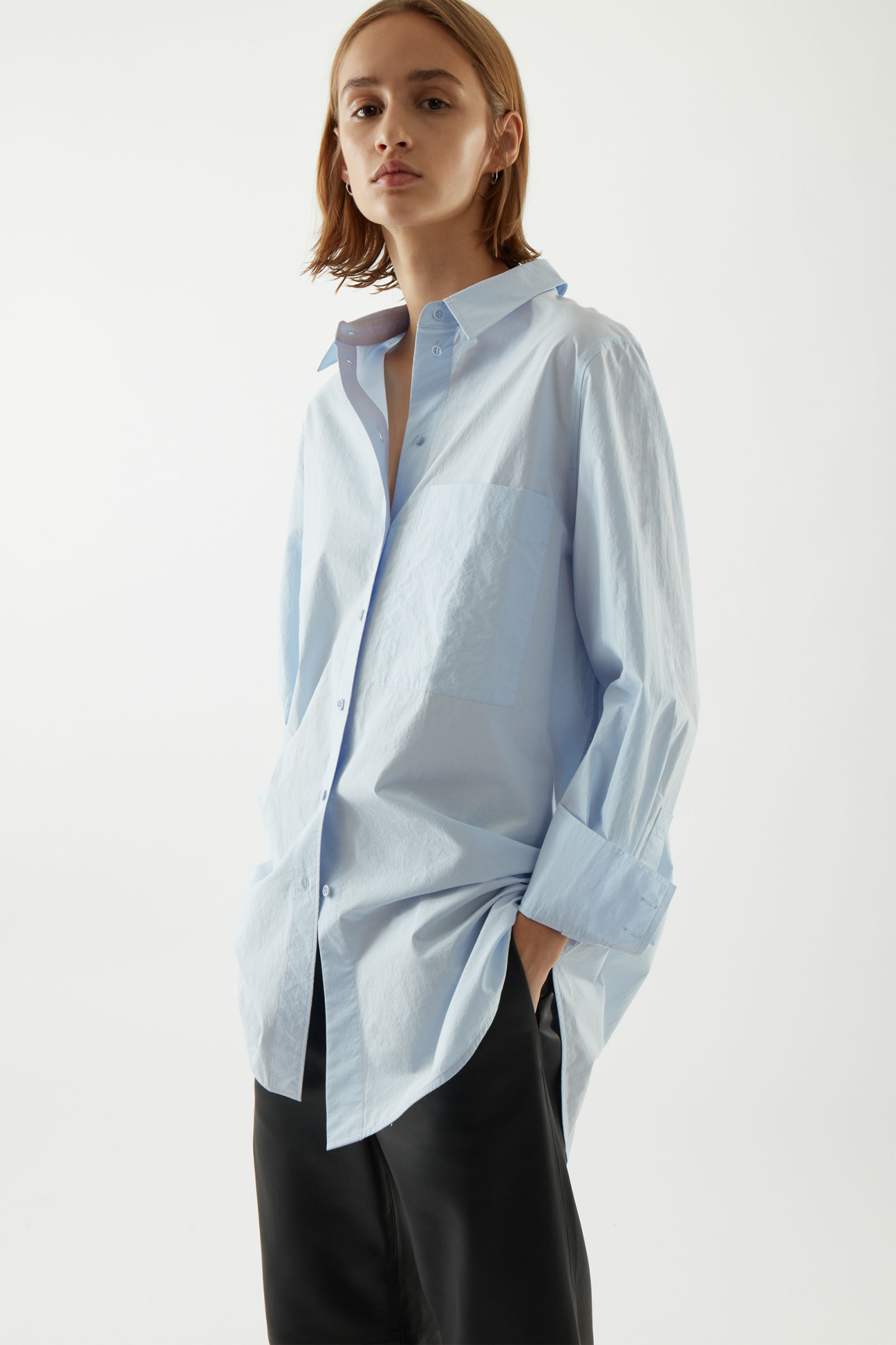 Oversized dámska košeľa COS, predáva sa za 69 eur.