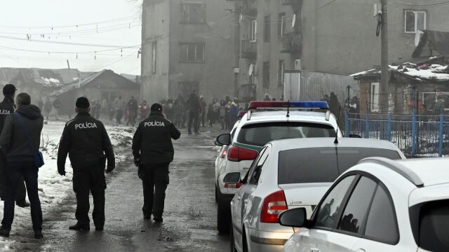 Policajti hliadkujú pred rómskou osadou v obci Sačurov.