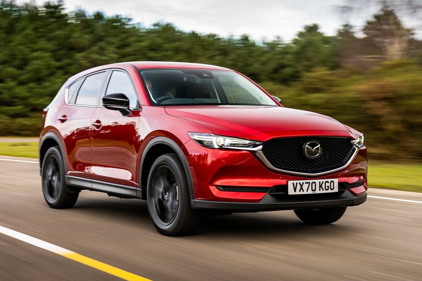 Exteriér Mazdy CX-5 sa nemenil. Pribudla však limitovaná séria Kuro Edition s červeným alebo sivým lakom, kombinovaným s 19-palcovými diskami kolies.